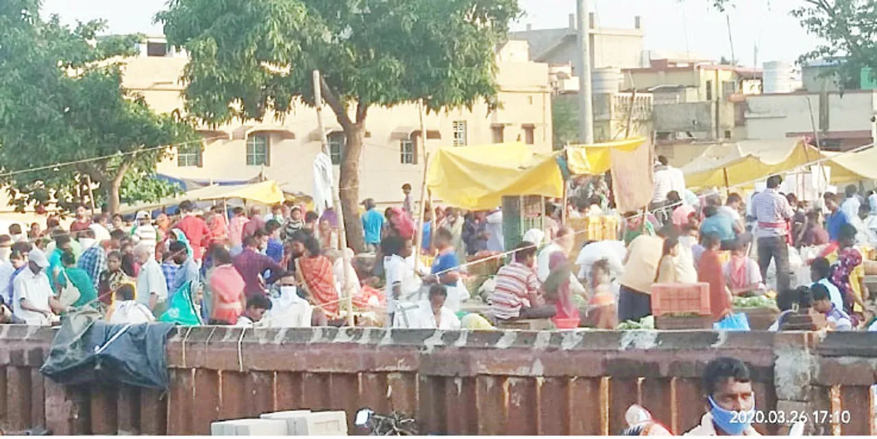  ସାପ୍ତାହିକ ହାଟରେ ଭିଡ଼, ସାମାଜିକ ଦୂରତା ମାନିଲେନି