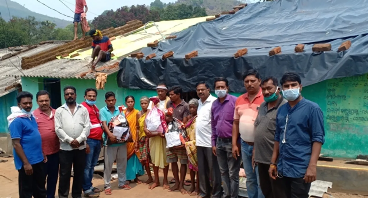  କୋରାପୁଟ ଜିଲ୍ଲା ଲକ୍ଷ୍ମୀପୁର ବ୍ଲକ ତଳ କୁଟିଙ୍ଗା ଗାଁରେ ଘଡଘଡି ସହ ପ୍ରବଳ ବର୍ଷା ପବନରେ ଘର ଭାଙ୍ଗି ଥିବା ପରିବାର ସଦସ୍ୟକୁ ୟୁଥ୍ ରେଡକ୍ରସ ତରଫରୁ ସହାୟତା ପ୍ରଦାନ