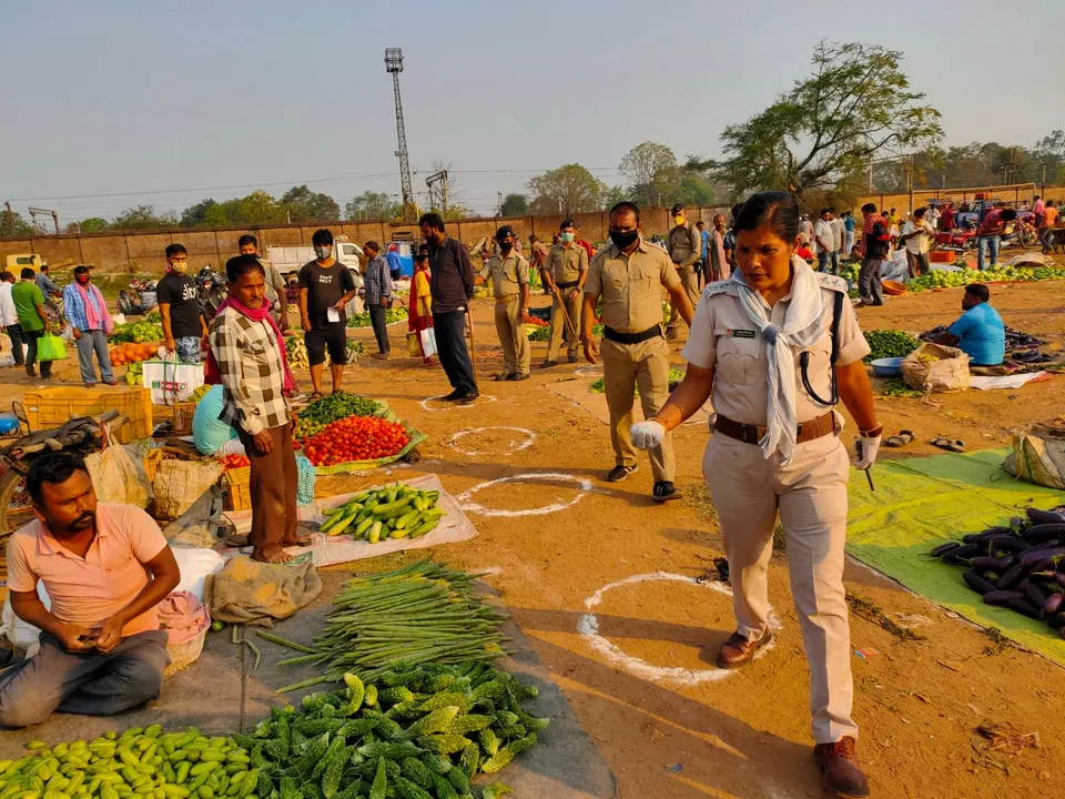  ହାଟ ବଜାରରେ ନିଜେ ଗୋଲେଇ ଆଙ୍କିଲେ ଥାନା ଅଧିକାରୀ 