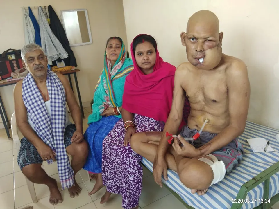 ଘରେ ପୁଅ ଝିଅ ଅପେକ୍ଷା କରିଛନ୍ତି, ମୋ ରୋଗୀଣା ସ୍ବାମୀଙ୍କୁ ଏଠୁ ଉଦ୍ଧାର କର’