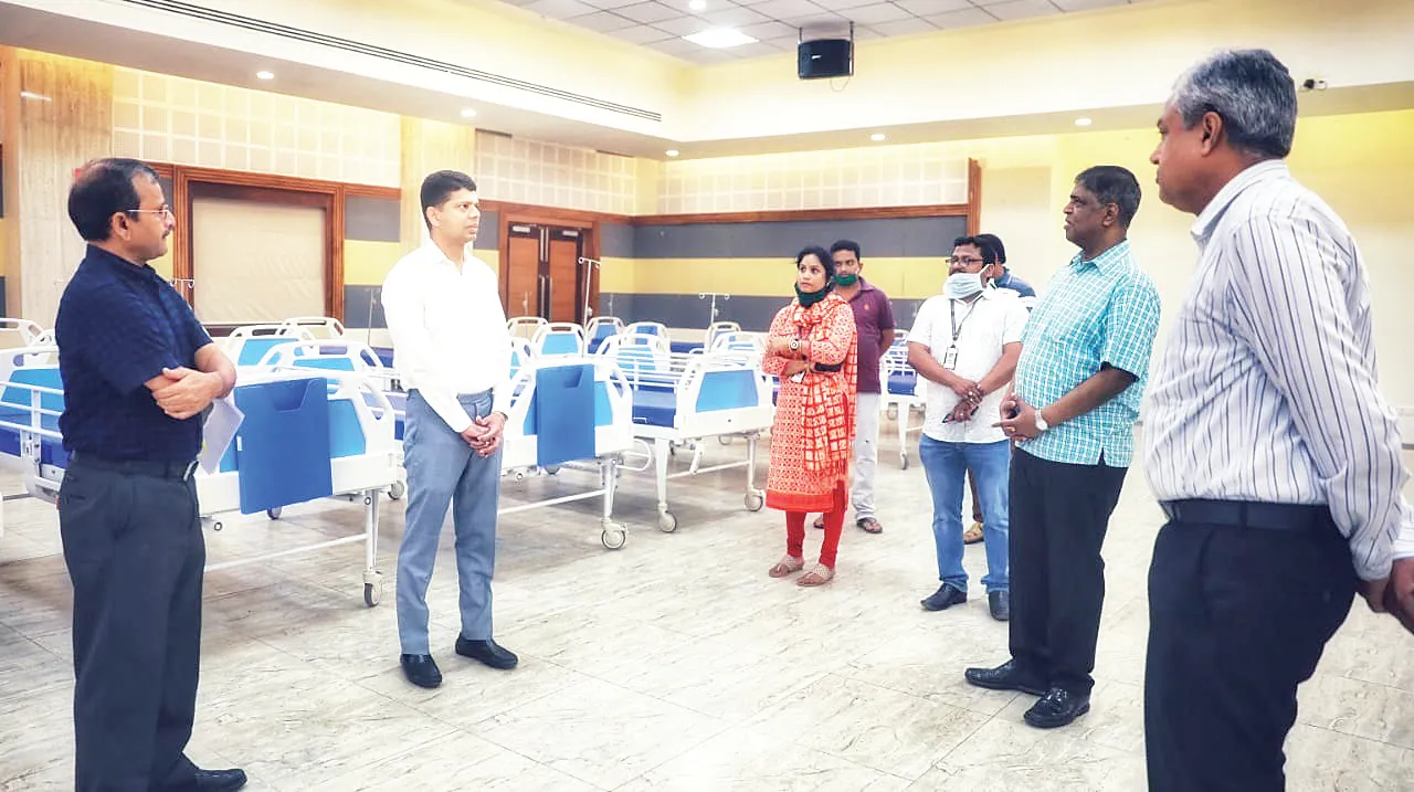  ସମ୍‌ର କୋଭିଡ୍‌ ହସ୍ପିଟାଲର ସ୍ଥିତି ସମୀକ୍ଷା କରୁଛନ୍ତି ୫-ଟି ସଚିବ ଭିକେ ପାଣ୍ଡିଆନ୍‌, ଉନ୍ନୟନ କମିଶନର ସୁରେଶ ମହାପାତ୍ର ଏବଂ ପ୍ରମୁଖ ସଚିବ ସୌରଭ ଗର୍ଗ 