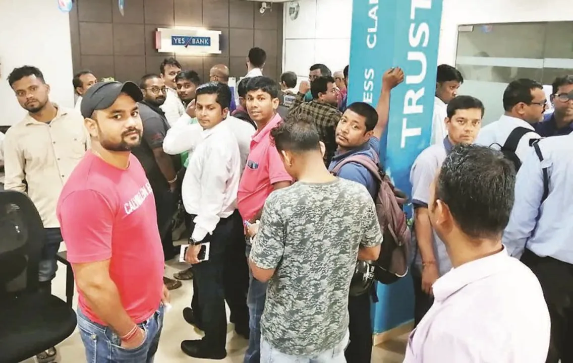  ୟେସ୍ ବ୍ୟାଙ୍କ ସଙ୍କଟ : ଟଙ୍କା ପାଇଁ ଲମ୍ବା ଧାଡ଼ି