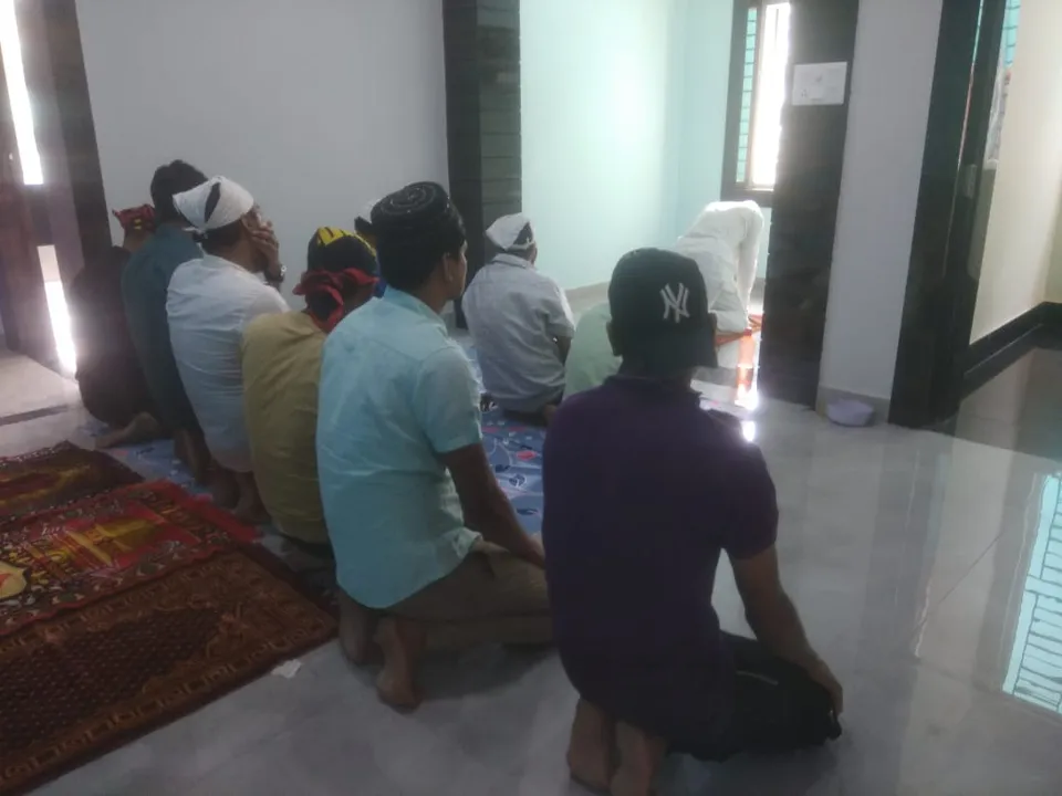  କରୋନା କଟକଣା: ଘରେ ନମାଜ ପାଠ। (ଫଟୋ: ବିଭୂତି, ଭୁବନେଶ୍ୱର)