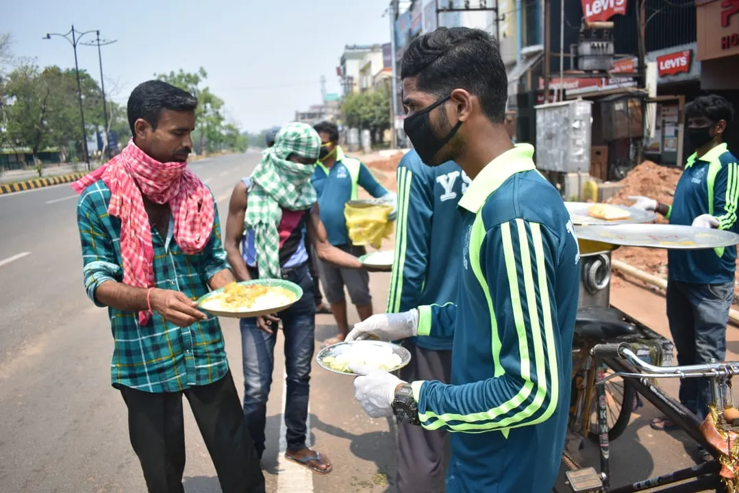  ଭୁବନେଶ୍ୱରରେ ବିଭିନ୍ନ ସଂଗଠନ ତ୍ରଫରୁ ରନ୍ଧା ଖାଦ୍ୟ ବଣ୍ଟନ। (ଫଟୋ: ବିଭୂତି)