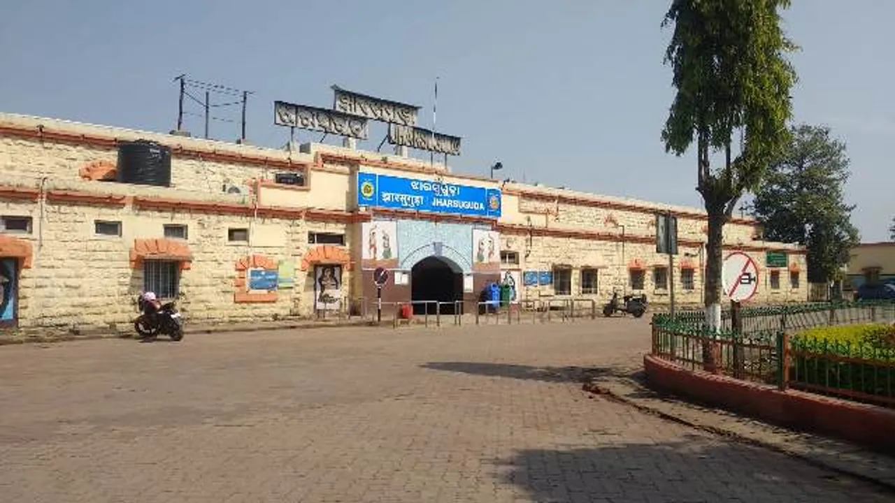  ଝାରସୁଗୁଡ଼ା ଓ ବ୍ରଜରାଜନଗରରେ ତାଲାବନ୍ଦ, ବିଭିନ୍ନ ଛକରେ ଲୋକଙ୍କୁ ସଚେତନ କଲେ ଜିଲ୍ଲାପାଳଙ୍କ ସମେତ ଅନ୍ୟ ଅଧିକାରୀ