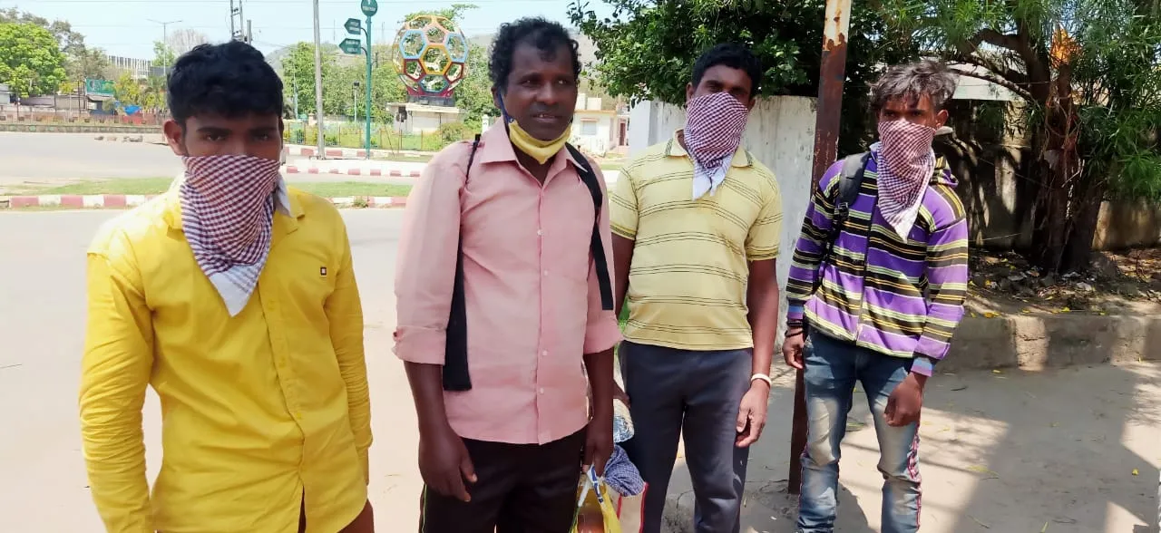  ଚାଲିଚାଲି ଫେରୁଛନ୍ତି ୪ ଶ୍ରମିକ; ୩୦୦ କିଲୋମିଟର ଚାଲିଲେ ପହଞ୍ଚିବେ ଘରେ