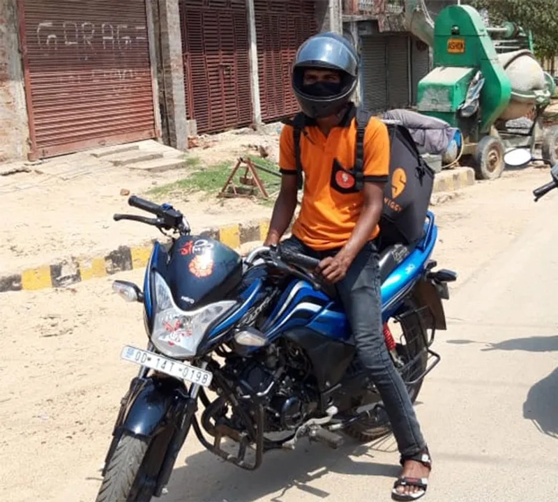  ଲକ୍‌ଡାଉନ୍‌ରେ ଦେବଦୂତ ‌ସାଜିଛନ୍ତି ଡେଲିଭରି ବଏ: ଘରେ ପହଞ୍ଚାଉଛନ୍ତି ରାସନ, ରନ୍ଧା ଖାଦ୍ୟ