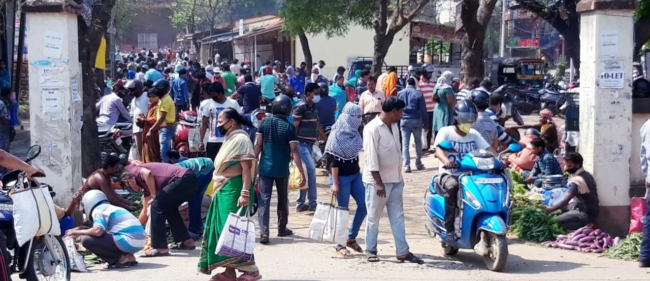  ରାଉରକେଲାରେ ସାମାଜିକ ଦୂରତାକୁ ଫୁଃ: ସବୁଠି ଠେଲାପେଲା, ପରିବା ଓ ଆମିଷ ବଜାରରେ ଅସମ୍ଭବ ଭିଡ