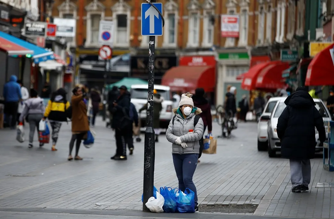  A woman wearing a mask and gloves in Brixton as the spread of the coronavirus disease (COVID-19) continues, London, Britain, March 31, 2020. REUTERS/Henry Nicholls 