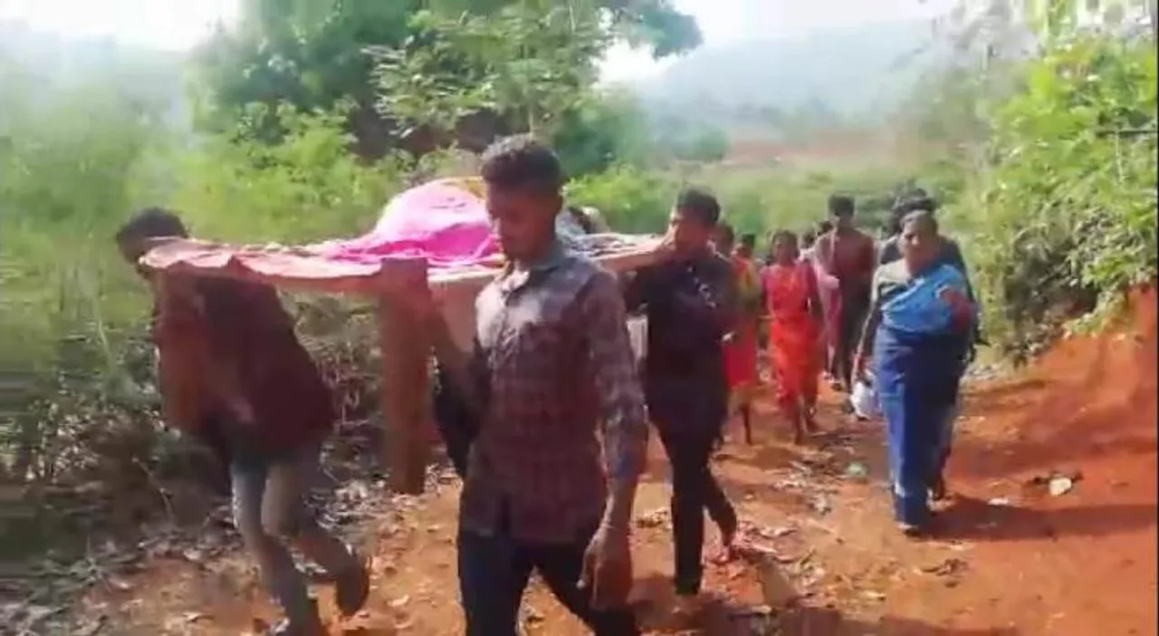  ରାସ୍ତା ନ ଥିବାରୁ ଆସିପାରିଲାନି ଆମ୍ବୁଲାନ୍ସ, ଗର୍ଭବତୀଙ୍କୁ ଖଟରେ ବୋହି ନେଲେ ଗ୍ରାମବାସୀ