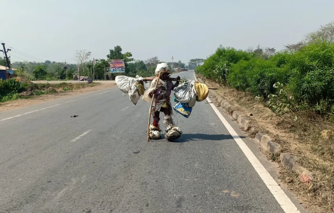  ଜୀବନ ଯୁଦ୍ଧରେ ହ।ରିନାହି ଏମିତି ମଣିଷ । (ଫଟୋ: ମନୋଜ ବିଶ୍ୱାଳ, ବାଲେଶ୍ୱର)