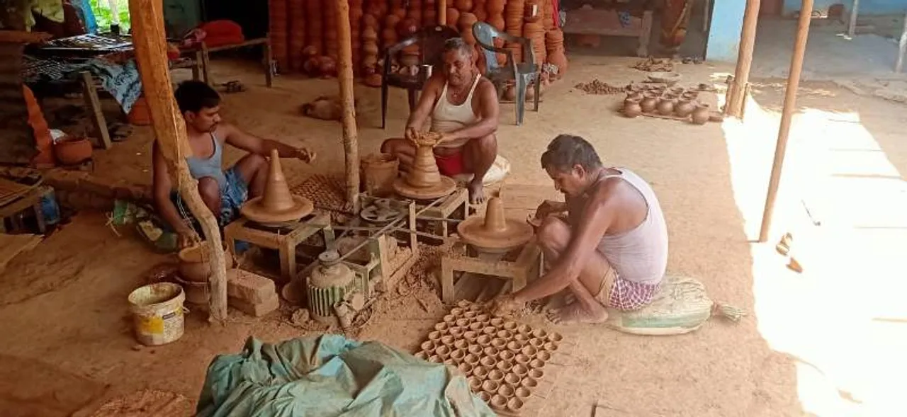  ଦୀପ ଜାଳିବାକୁ ପ୍ରଧାନମନ୍ତ୍ରୀ ଦେଶବାସୀଙ୍କୁ ନିବେଦନ କରିବା ପରେ..., ଦୀପ ଗଢ଼ାରେ ବ୍ୟସ୍ତ କୁମ୍ଭାର ପରିବାର