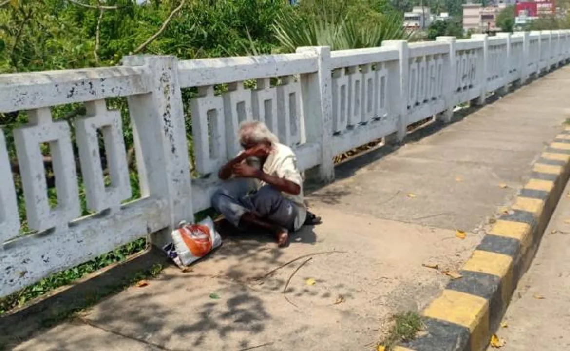  ଭୀଷଣ ଖରାରେ ଥକିପଡ଼ିଛନ୍ତି ବୃଦ୍ଧ । (ଫଟୋ: ମନୋଜ ବିଶ୍ୱାଳ, ବାଲେଶ୍ୱର)