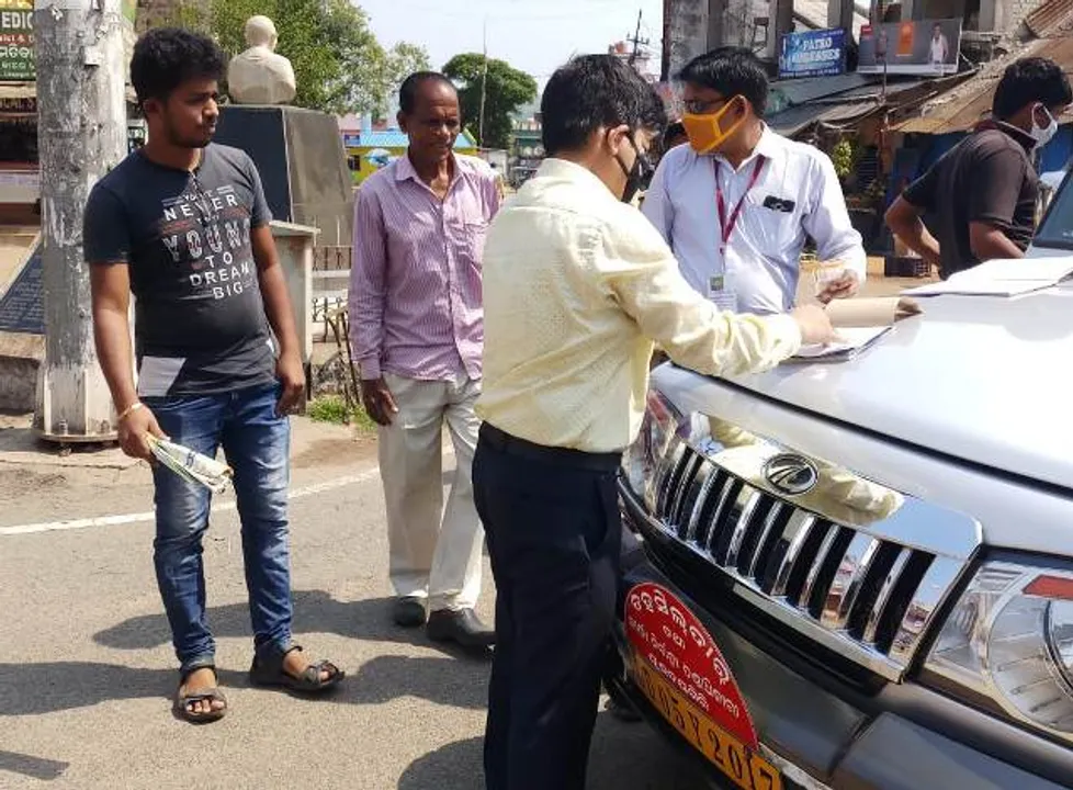  ମୁଁହରେ ମାସ୍କ ନ ଭିଡି  ବୁଲୁଥିବା ଲୋକଙ୍କୁ ଗୋଡେଇ ଗୋଡେଇ ଧରିଲେ ତହସିଲଦାର