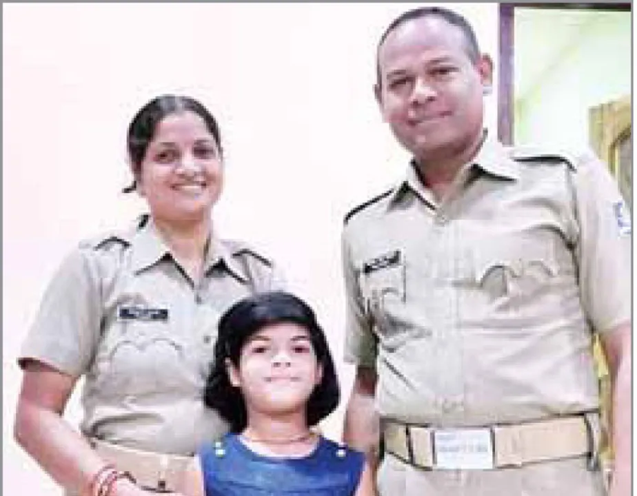 ୬ ବର୍ଷ ଝିଅକୁ ଛାଡ଼ି କରୋନା ଯୁଦ୍ଧରେ କନେଷ୍ଟବଳ ଦମ୍ପତି, ଧନ୍ୟବାଦ ଜଣାଇଲେ ଏସ୍‌ପି