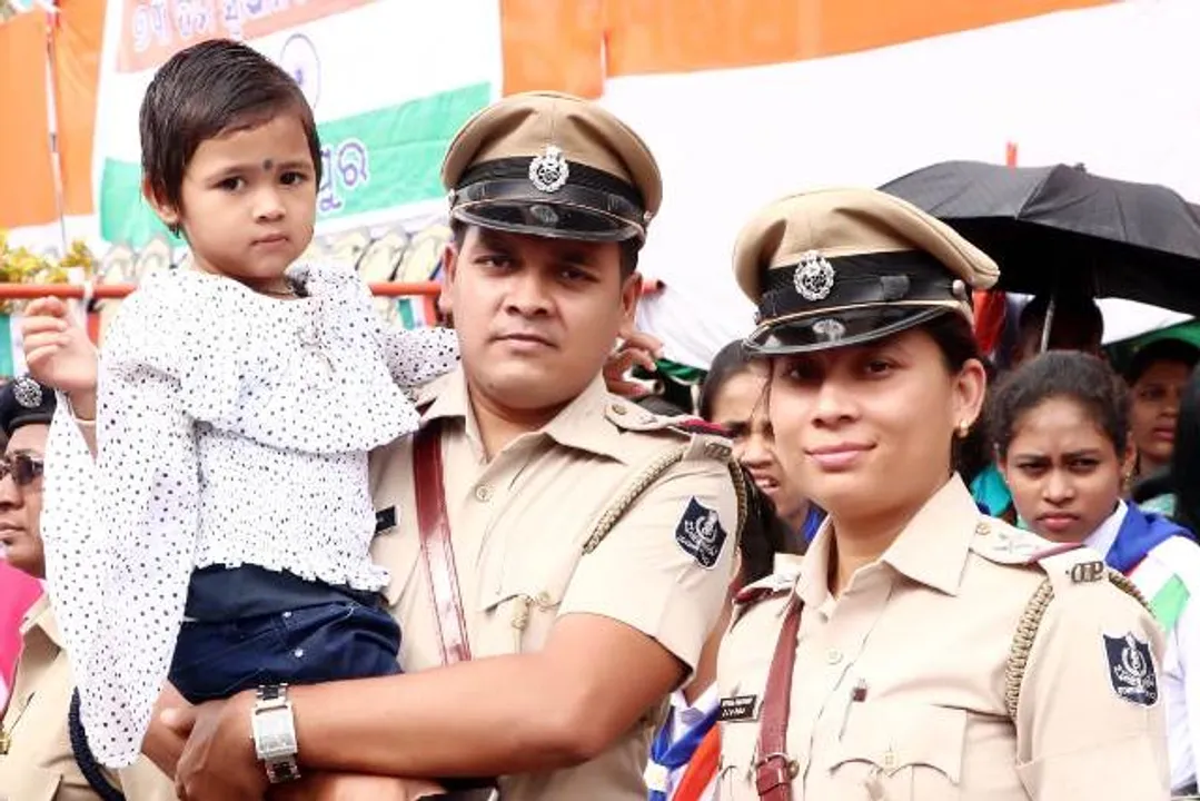  କରୋନା ଯୋଦ୍ଧା-୧ : ପରିବାରକୁ ତୁଚ୍ଛ କରିଛନ୍ତି ଦମ୍ପତ୍ତି