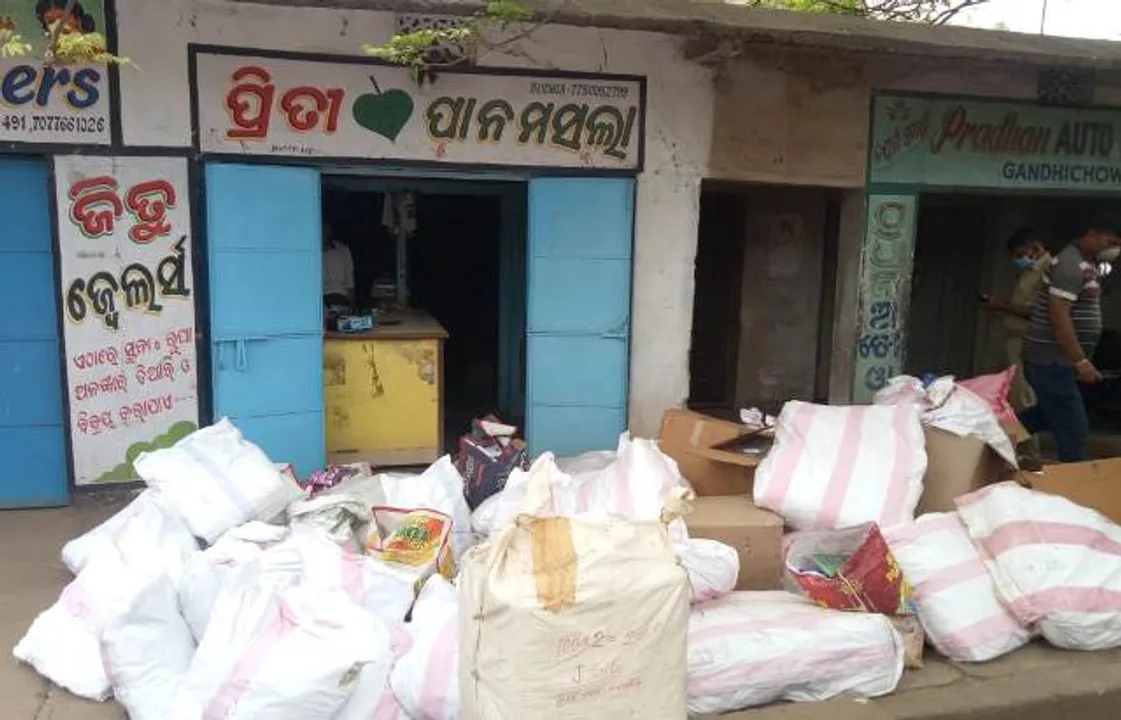  ପାନ ମସଲା ଦୋକାନ ଉପରେ ଚଢ଼ାଉ: ୪୦ବସ୍ତା ଗୁଟୁଖା-ସିଗାରେଟ, ଭାଙ୍ଗ-ମୋଦକ ଜବତ