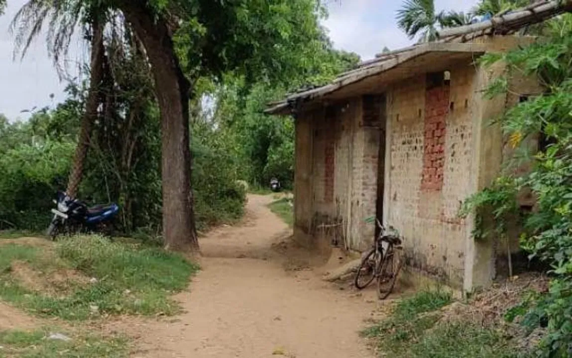  ଜମି ବିବାଦରୁ ଅଟକି ରହିଛି ଗାଁ ରାସ୍ତା, ମନ୍ତ୍ରୀ ଓ ତହସିଲଦାରଙ୍କୁ ଦାବି ଜଣାଇଲେ ଗ୍ରାମବାସୀ