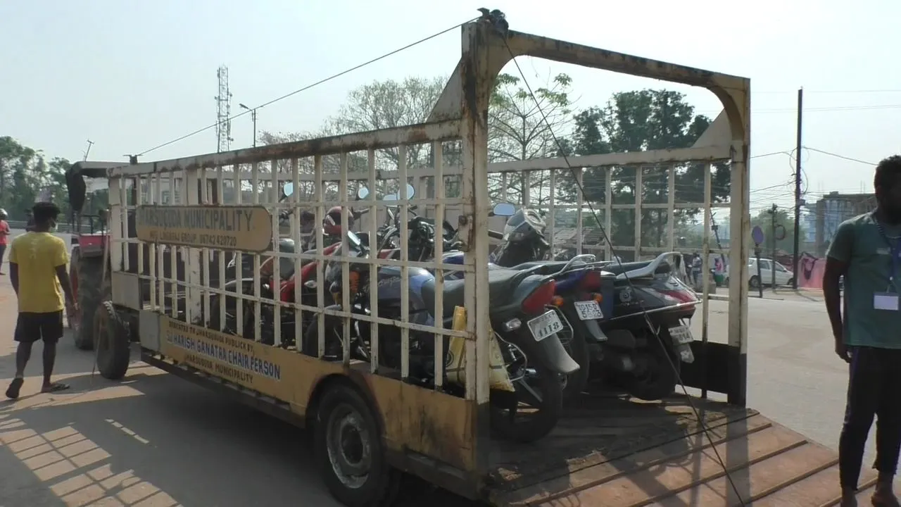  ଭୁବନେଶ୍ୱର-କଟକରୁ ୧୩୯୯ ଗାଡ଼ି ଜବତ, ଝାରସୁଗୁଡ଼ାରେ  ଦିନକରେ ଅଢ଼େଇ ଶହ ବାଇକ ଜବତ