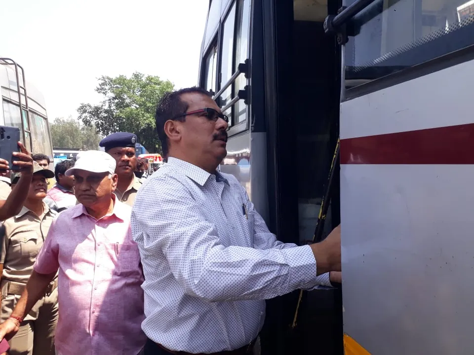  ଅନ୍ତେବାସୀଙ୍କୁ ଖାଦ୍ୟ ପରଷିବା ସହ ବସ୍ ଧୋଇବା ନେଇ ସଚେତନ କରୁଛନ୍ତି ଜିଲ୍ଲାପାଳ ପ୍ରମୋଦ କୁମାର ବେହେରା। 