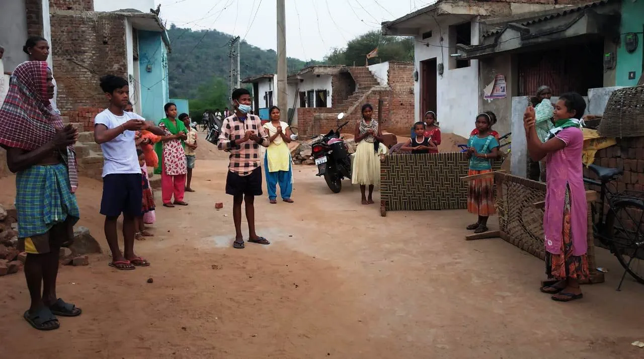  ପଛୁଆ ଇଲାକାର ଆଗୁଆ ଆଦିବାସୀ ଛାତ୍ରଛାତ୍ରୀ: କୁନି ଯୋଦ୍ଧା ସାଜି ଗାଁରେ ବାଣ୍ଟୁଛନ୍ତି ସଚେତନତାର ବାର୍ତ୍ତା