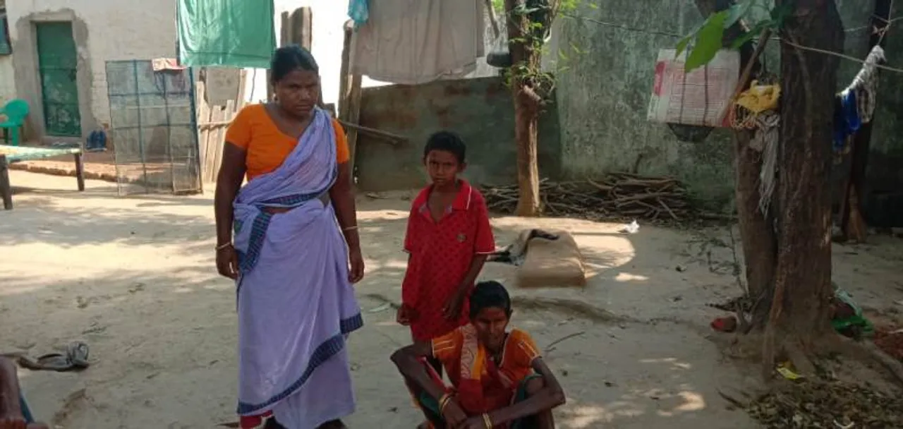  ବନ୍ଧା ପଡିଛି ମହିଳା ଦିନ ମଜୁରିଆଙ୍କ ରାସନ କାର୍ଡ, ଚାଉଳ-ଗହମ ଉଠାଉଛନ୍ତି ମହିଳା ଠିକାଦାର