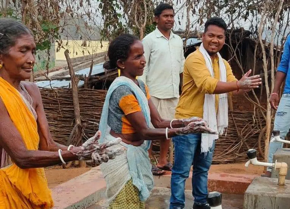  ଜନଜାତିଙ୍କୁ ଶିଖାଉଛନ୍ତି ହାତ ଧୂଆ, ସାମାଜିକ ଦୂରତାର ମନ୍ତ୍ର…, ସରପଞ୍ଚଙ୍କ ପ୍ରୟାସକୁ ପ୍ରଶଂସା କଲେ ମୁଖ୍ୟମନ୍ତ୍ରୀ