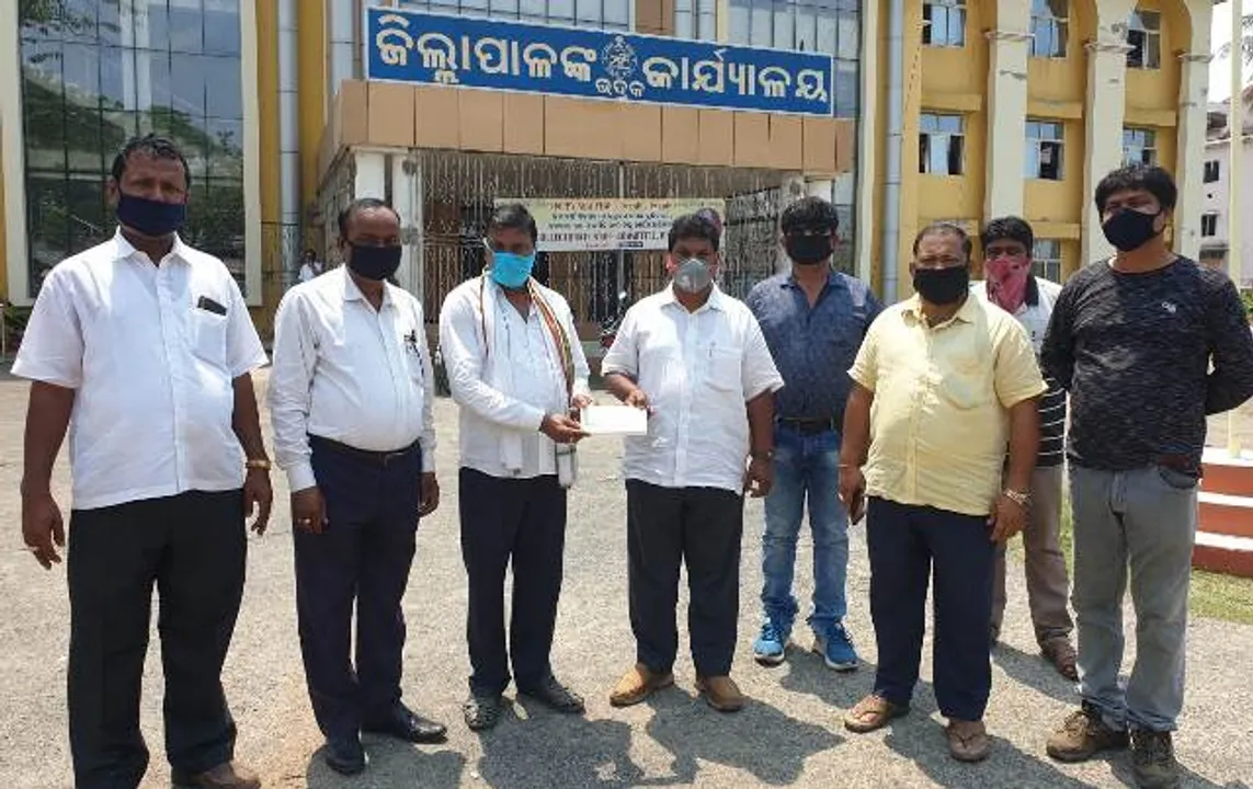  ମୁଖ୍ୟମନ୍ତ୍ରୀ ରିଲିଫ ପାଣ୍ଠିକୁ ୧,୧୧,୧୧୧ ଟଙ୍କାର ଚେକ ପ୍ରଦାନ କଲା ଧାମରା ଟ୍ରକ ଆଣ୍ଡ ଟିପ୍ପର ମାଲିକ ସଂଘ
