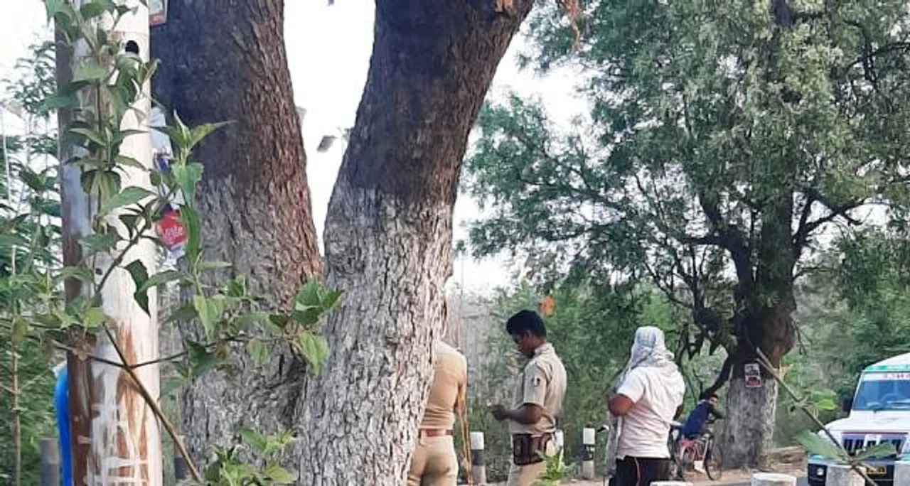  ଗଛରୁ ଡ୍ରାଇଭରଙ୍କ ଝୁଲନ୍ତା ମୃତଦେହ ଉଦ୍ଧାର କରିଲା ପୁଲିସ, ମୃତ୍ୟୁର କାରଣ ଅସ୍ପଷ୍ଟ