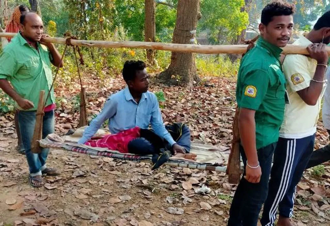  ଦୁର୍ଗମ ଅଞ୍ଚଳରେ ବାଧକ ସାଜିଛି ଯୋଗାଯୋଗ : ପାଞ୍ଚ କିଲୋମିଟର ଖଟିଆରେ ବୁହା ହେଲେ ରୋଗୀ