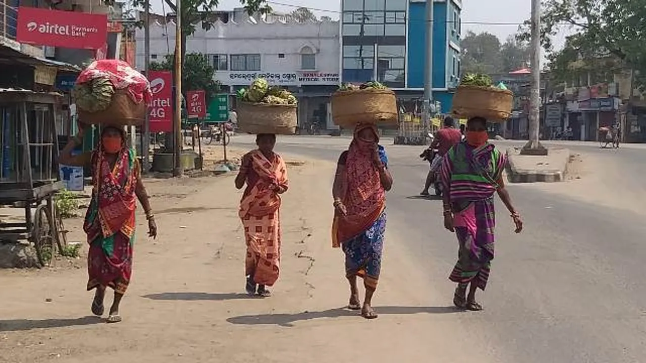  ବୌଦ୍ଧ: ପନିପରିବା ବିକ୍ରି କଲେ, ଘର ସଉଦା କିଣି ଘରକୁ ଫେରୁଛନ୍ତି ଗ୍ରାମାଞ୍ଚଳ ମହିଳା ଚାଷୀ ।