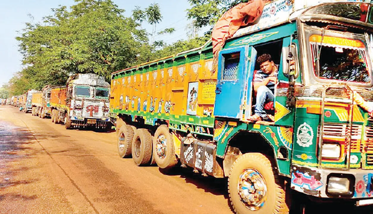  ରାସ୍ତା କଡ଼ରେ ଠିଆ ହୋଇଛି ୩୦ ହଜାର ଟ୍ରକ୍‌: ପେଟ ଚିନ୍ତାରେ ୫୦ ହଜାର ଡ୍ରାଇଭର, ହେଲ୍‌ପର