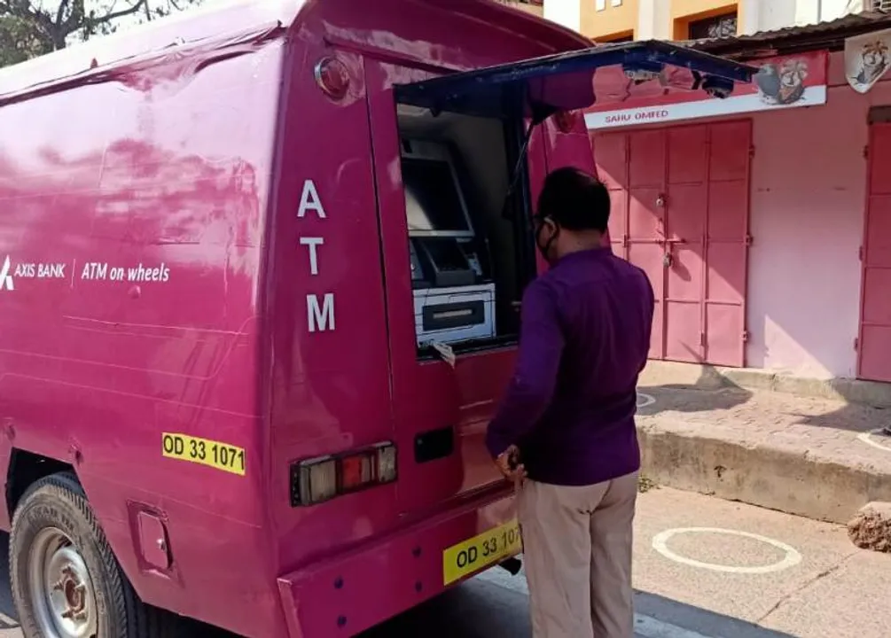  ଭୁବନେଶ୍ୱରରେ ମୋବାଇଲ ଏଟିଏମ ସେବା, ନବରଙ୍ଗପୁରରେ କରୋନା ପାଇଁ ମୋକିଆ ଏସବିଆଇ ଶାଖା ବନ୍ଦ