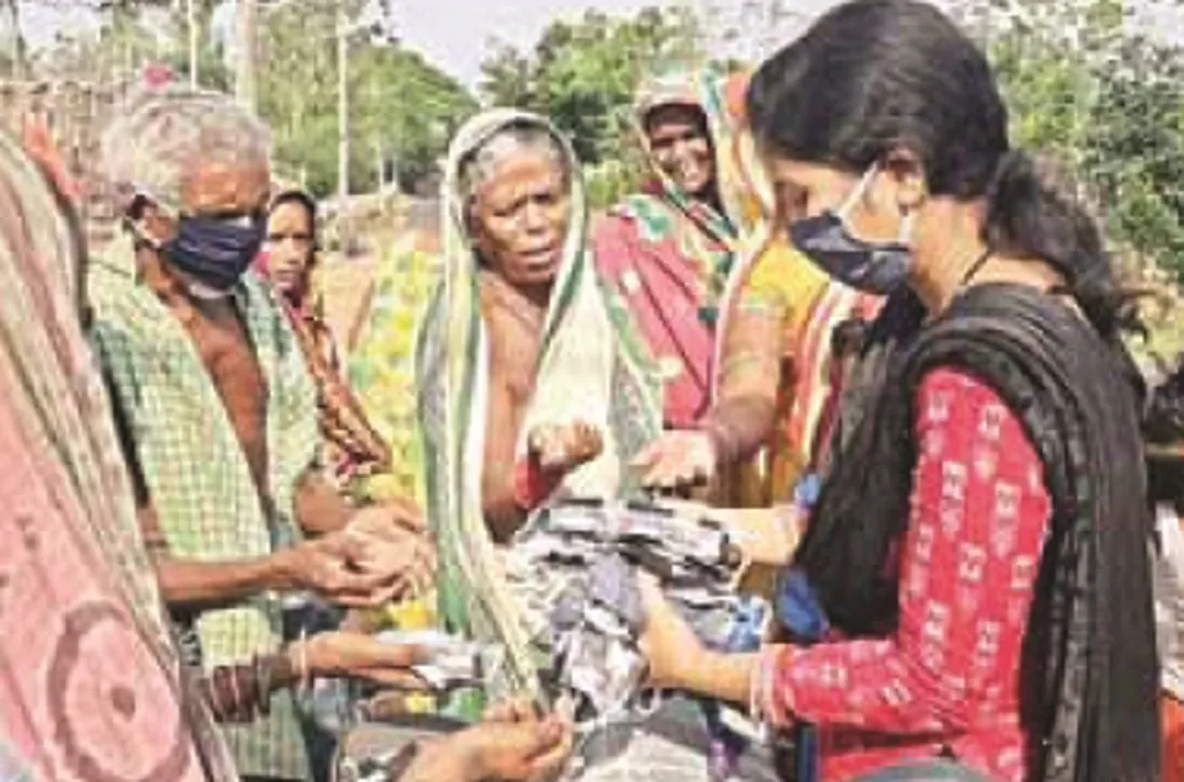  ସ୍ବାମୀ ଦେଶସେବାରେ ସମର୍ପିତ, ପତ୍ନୀ କରୋନା ସଂଗ୍ରାମର ଯୋଦ୍ଧା : ଅନ୍ୟଙ୍କୁ ରୋଜଗାର ଦେବା ସହ ଗରିବଙ୍କୁ ମାଗଣାରେ ବାଣ୍ଟୁଛନ୍ତି ମାସ୍କ