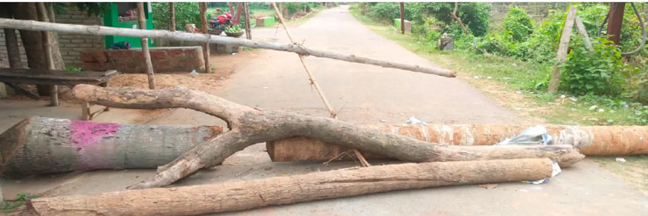  ଗ୍ରାମ ପ୍ରବେଶ ପଥ ଅବରୋଧ ନେଇ ଉତ୍ତେଜନା