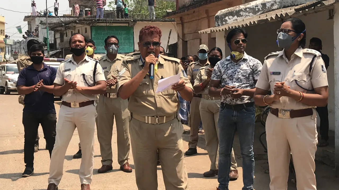  ଲକ୍‌ଡାଉନ୍‌ ଯୋଗୁଁ ଝାରସୁଗୁଡ଼ା ନିସ୍ତବ୍ଧ, ଲୋକଙ୍କୁ ଗୀତ ଗାଇ ସଚେତନ କଲା ପୁଲିସ  