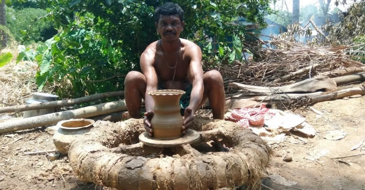  ଜୟପୁର : ମାରିଥିଲା ପ୍ଲାଷ୍ଟିକ, ଏବେ ଜଳାଉଛି କରୋନା; ସହାୟତା ଅପେକ୍ଷାରେ କୁମ୍ଭାରପୁଟ ଗାଁର ୨୦ କୁମ୍ଭାର ପରିବାର