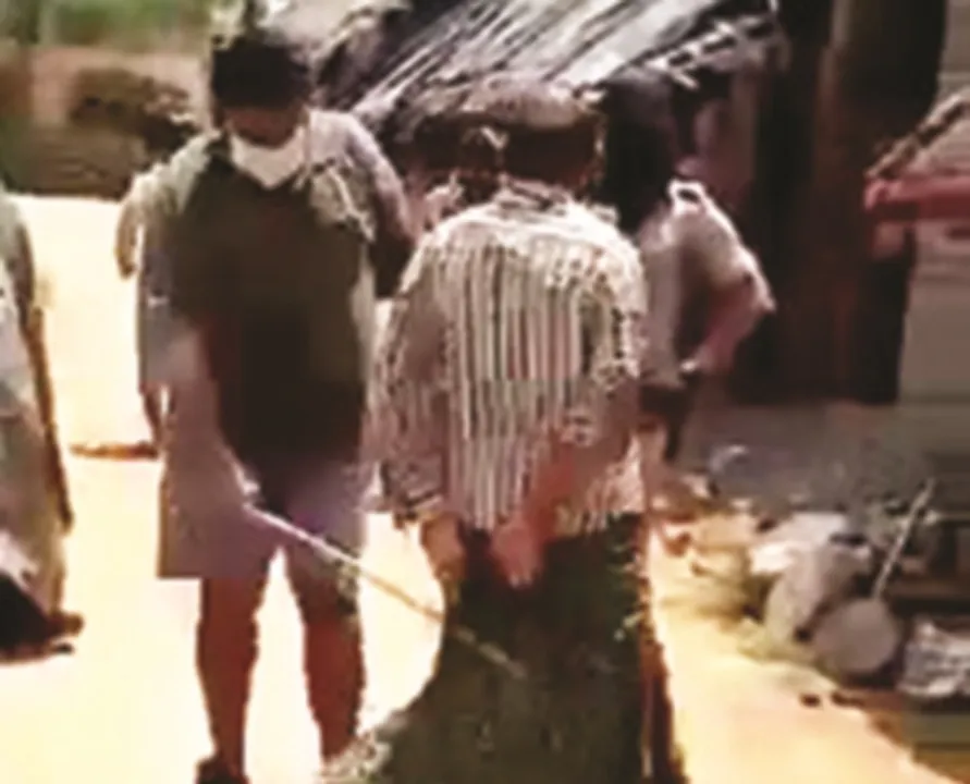  ସଙ୍ଗରୋଧ କେନ୍ଦ୍ରକୁ ନେଇ ବିବାଦ : ଗାଁ ଦାଣ୍ଡରେ ଲୋକଙ୍କୁ ଗୋଡ଼ା‌ଇ ପିଟିଲେ ବିଡିଓ