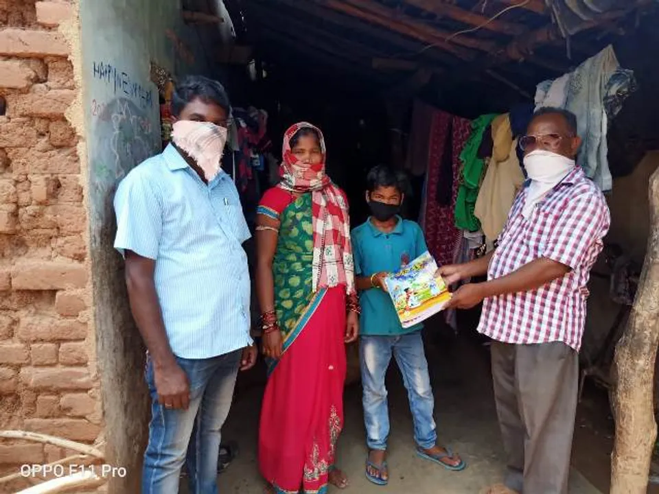  ଲକଡାଉନ ସମୟରେ ନୂଆପଡ଼ା ଜିଲ୍ଲାରେ ୪ଲକ୍ଷ୯୩ ହଜାରରୁ ମାତ୍ର ୯୧ହଜାର୧୦୪ ବହି ବଣ୍ଟନ କରିଛନ୍ତି ଶିକ୍ଷକ