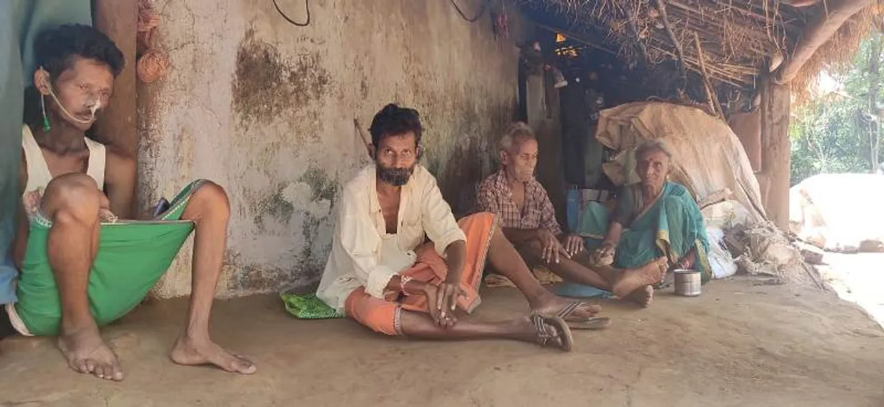  ପଣତକାନିରେ ବନ୍ଧା ଚାରି ଜୀବନ