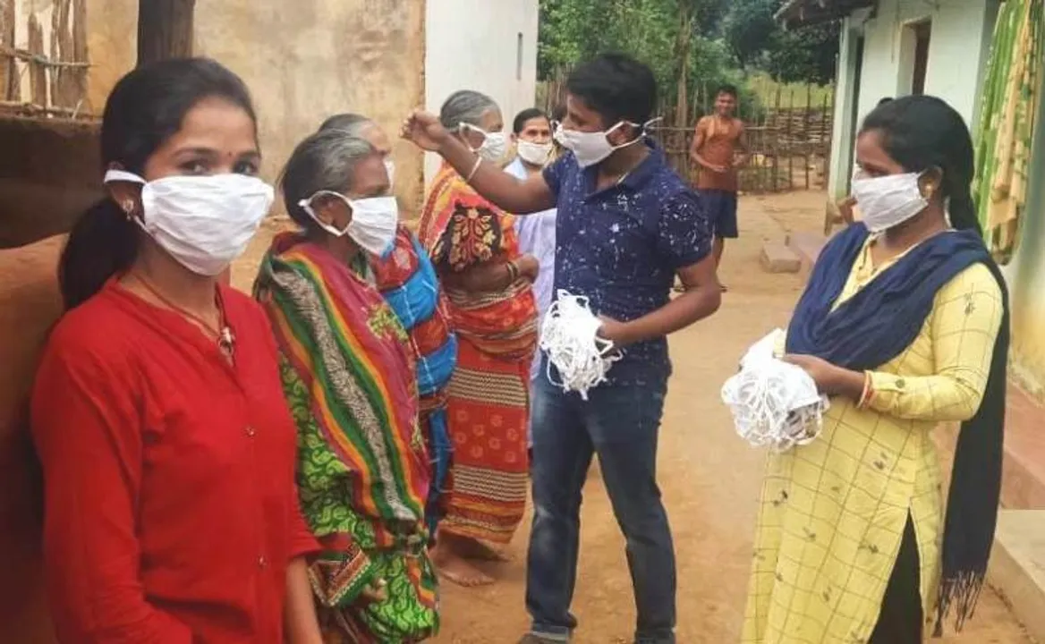  ଗ୍ରାମବାସୀଙ୍କୁ ମାଗଣାରେ ମାସ୍କ ବାଣ୍ଟିଲେ ଶିକ୍ଷକ ଦମ୍ପତ୍ତି