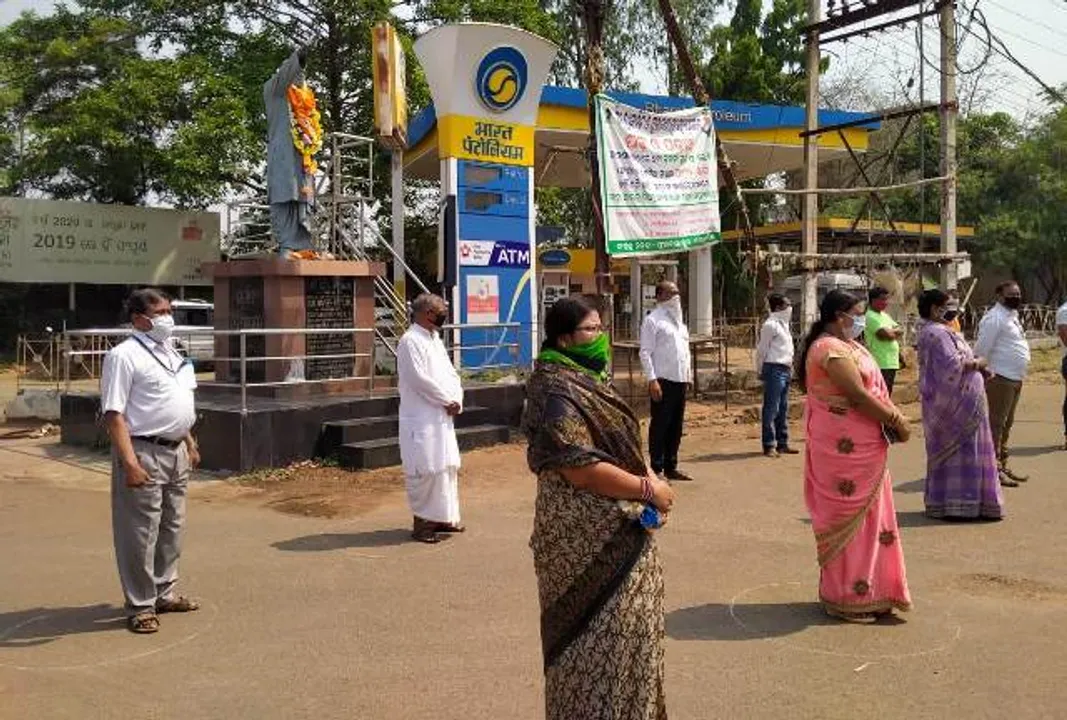  ନିବେଦନକୁ ମାନିଲେନି, ତଥାପି ଥିଲା ସାମାଜିକ ଦୂରତା