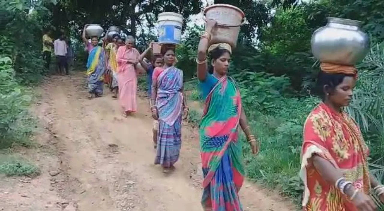  କନ୍ଧମାଳରେ ବଢିଲା ତାତି, ତାପମାତ୍ରା ୩୮ ଡିଗ୍ରୀ ଟପିଲା : କମିଲା ଜଳସ୍ତର; ଝରଣା ଓ ଚୁଆରୁ ପାଣି ସଂଗ୍ରହ ପାଇଁ ମହିଳାଙ୍କ ଲମ୍ବା ଲାଇନ