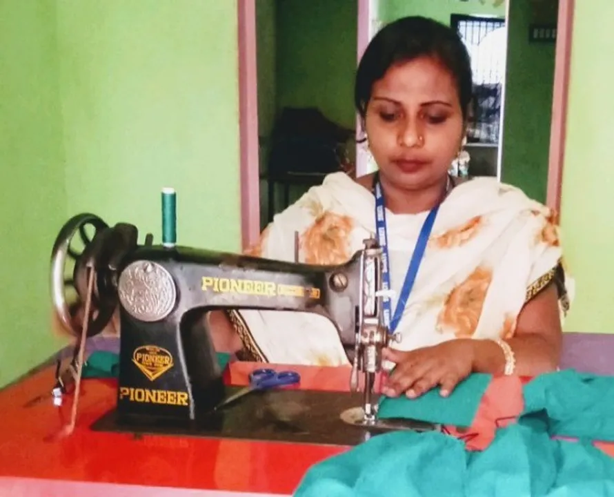  କରୋନା ଲଢେଇରେ ମହିଳା ସ୍ବେଛାସେବୀ : ମାସ୍କ ବାଣ୍ଟିବା ସହ ସଚେତନ କରୁଛନ୍ତି ରାହିମା ଖାତୁନ୍