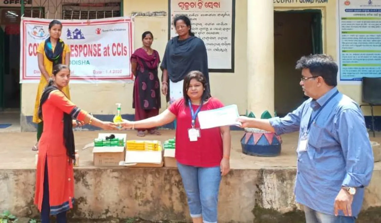  ଶିଶୁଯତ୍ନ ଅନୁଷ୍ଠାନ ଅନ୍ତେବାସୀଙ୍କୁ କରୋନା ସଚେତନତା : ସ୍ୱାତୀ ପକ୍ଷରୁ ମାସ୍କ,ସାବୁନ ଓ ତରଳ ହ୍ୟାଣ୍ଡ ୱାସ୍ ବଣ୍ଟନ