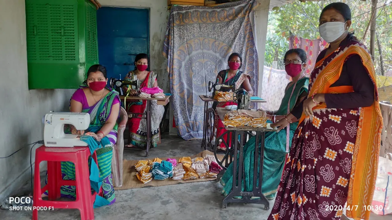 ଗରିବଙ୍କ ପାଇଁ ମାକ୍ସ ତିଆରି କରୁଛନ୍ତି ଆଦିବାସୀ ଯୁବତୀ, ତିଆରି କଲେଣି ୧୫ ହଜାର ମାକ୍ସ
