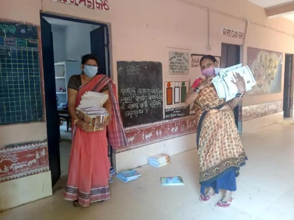  ଆରମ୍ଭ ହେଲା ଛାତ୍ରଛାତ୍ରୀଙ୍କୁ ବହି ବଣ୍ଟନ ପକ୍ରିୟା : ଲକଡାଉନରେ ବିନା ପାସରେ କିପରି ବହି ବାଣ୍ଟିବେ ଶିକ୍ଷକଶିକ୍ଷୟିତ୍ରୀ