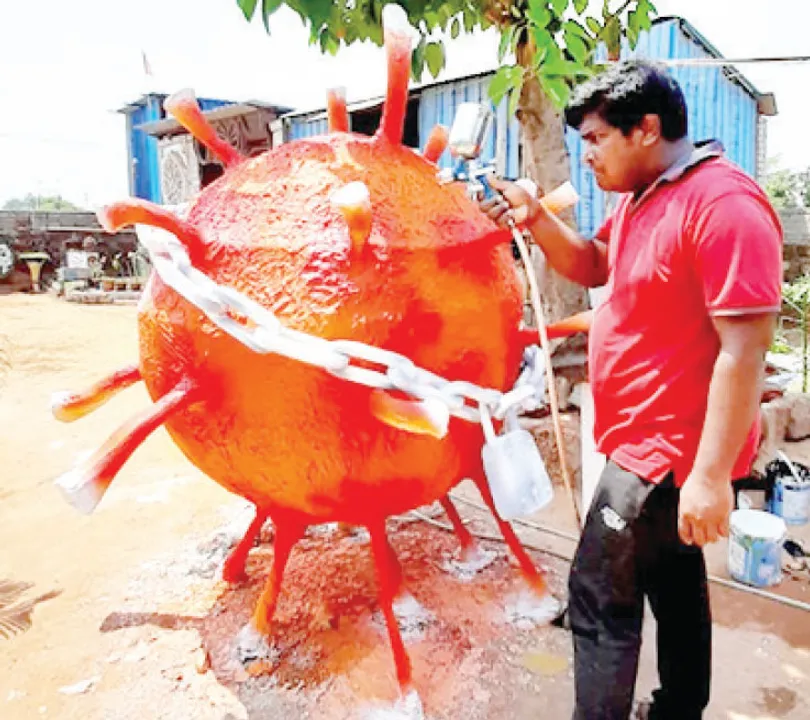  ତୁମେ ଘରେ ଲକ୍‌ ତ ମୁଁ ବାହାରେ ଲକ୍‌....