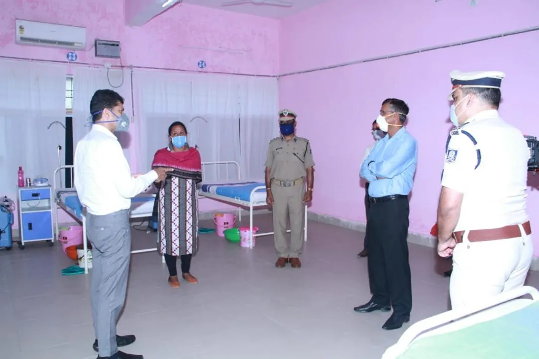  ସୋନପୁରରେ କୋଭିଡ ସ୍ୱାସ୍ଥ୍ୟ କେନ୍ଦ୍ର ପରିଦର୍ଶନ କଲେ ୫-ଟି ସଚିବ, ମୁଖ୍ୟ ସଚିବ