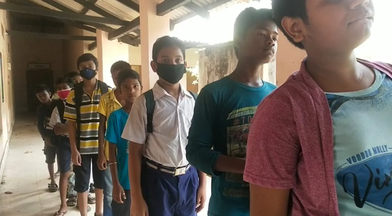  ମୟୂରଭଞ୍ଜରେ ଆରମ୍ଭ ହେଲା ବହି ବଣ୍ଟନ ପ୍ରକ୍ରିୟା, ବିଦ୍ୟାଳୟକୁ ଆସିଲେ ଛାତ୍ରଛାତ୍ରୀ, ମାସ୍କ କି ସାମାଜିକ ଦୂରତା ନାହିଁ